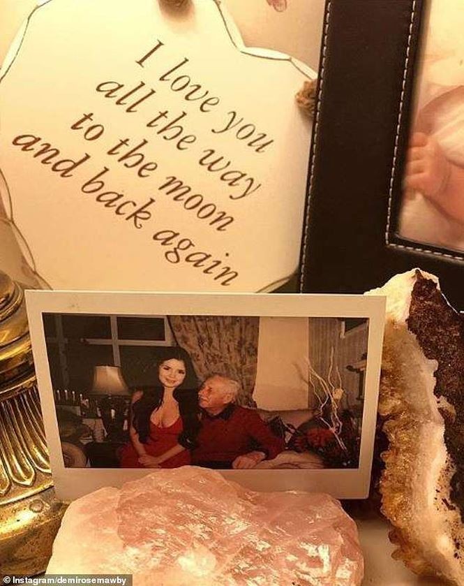 Thể hình nảy nở gây 'chao đảo' với bikini bé xíu của Demi Rose - ảnh 8