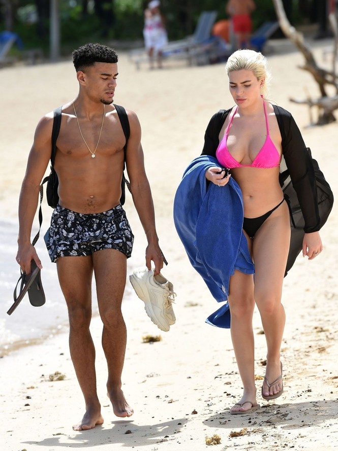 Cựu vũ nữ Anh nóng bỏng với bikini, tình tứ bạn trai ở biển - ảnh 8
