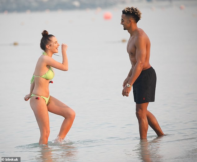 Helen Flanagan khoe dáng nóng bỏng bên bạn trai ở biển - ảnh 1