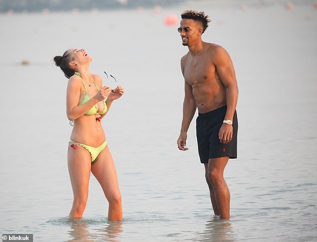 Helen Flanagan khoe dáng nóng bỏng bên bạn trai ở biển - ảnh 2
