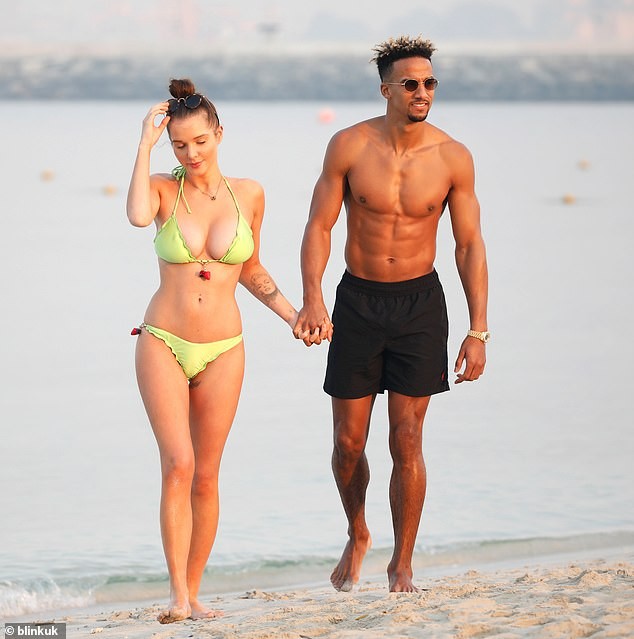 Helen Flanagan khoe dáng nóng bỏng bên bạn trai ở biển - ảnh 4