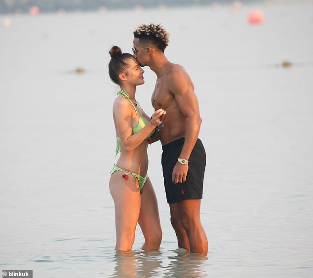 Helen Flanagan khoe dáng nóng bỏng bên bạn trai ở biển - ảnh 5