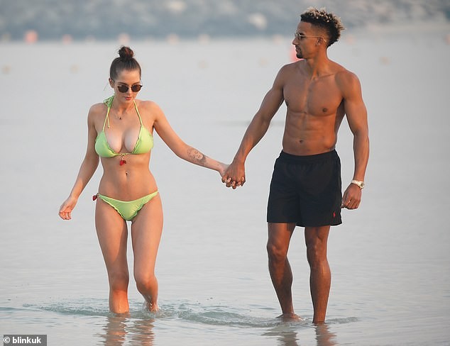 Helen Flanagan khoe dáng nóng bỏng bên bạn trai ở biển - ảnh 6