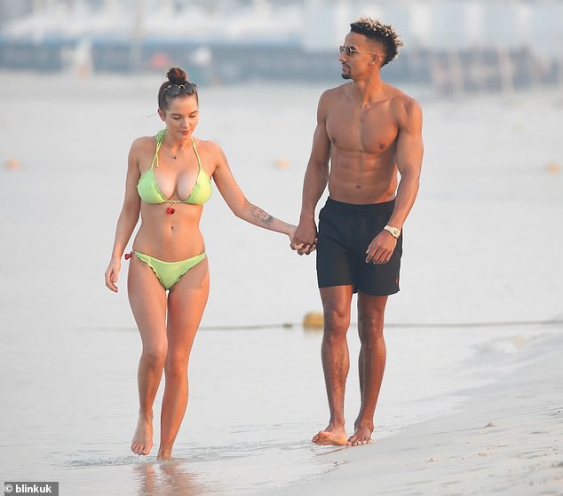 Helen Flanagan khoe dáng nóng bỏng bên bạn trai ở biển - ảnh 7