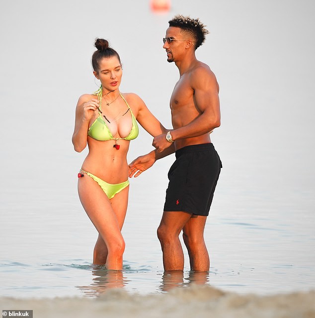 Helen Flanagan khoe dáng nóng bỏng bên bạn trai ở biển - ảnh 8