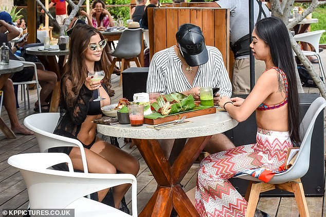 Demi Rose khoe dáng 'bốc lửa', tình tứ bên bạn trai - ảnh 3