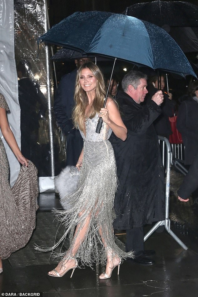 Heidi Klum lộ gần trọn vòng 1 với váy xẻ sâu đi sự kiện - ảnh 6