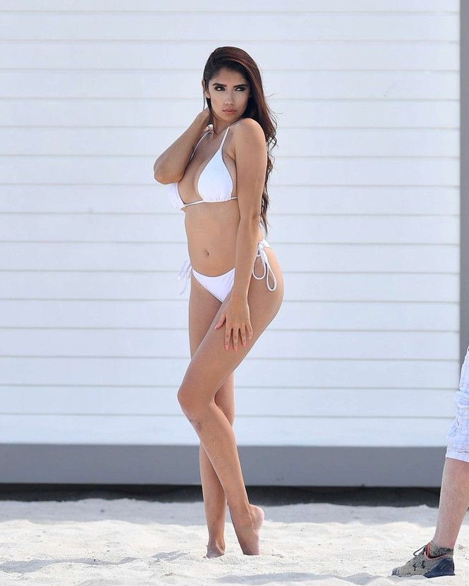 Ngắm đường cong 'bỏng rẫy' của Diana Vazquez với bikini bé xíu - ảnh 6