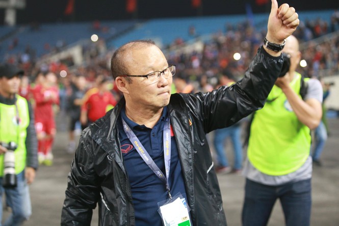 CĐV vỡ oà sau khi U23 Việt Nam đè bẹp Thái Lan, đoạt vé VCK U23 châu Á - ảnh 27