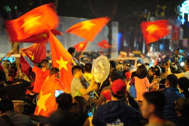 CĐV vỡ oà sau khi U23 Việt Nam đè bẹp Thái Lan, đoạt vé VCK U23 châu Á - ảnh 14