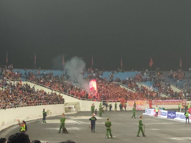 CĐV vỡ oà sau khi U23 Việt Nam đè bẹp Thái Lan, đoạt vé VCK U23 châu Á - ảnh 28