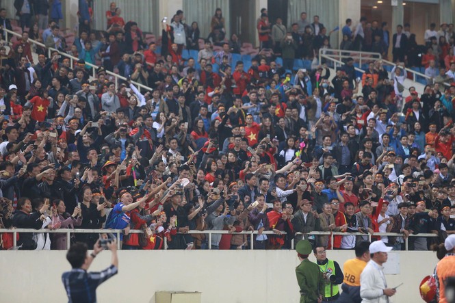 CĐV vỡ oà sau khi U23 Việt Nam đè bẹp Thái Lan, đoạt vé VCK U23 châu Á - ảnh 25