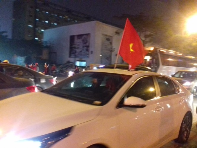 CĐV vỡ oà sau khi U23 Việt Nam đè bẹp Thái Lan, đoạt vé VCK U23 châu Á - ảnh 22