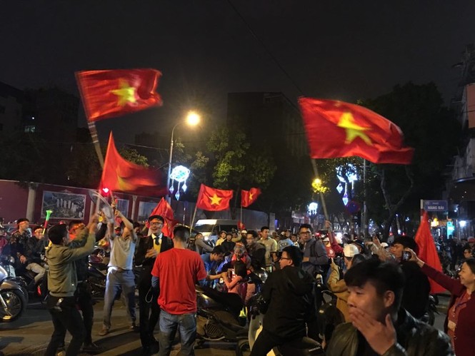 CĐV vỡ oà sau khi U23 Việt Nam đè bẹp Thái Lan, đoạt vé VCK U23 châu Á - ảnh 18