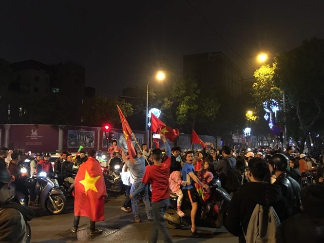 CĐV vỡ oà sau khi U23 Việt Nam đè bẹp Thái Lan, đoạt vé VCK U23 châu Á - ảnh 19