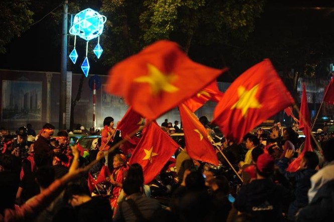 CĐV vỡ oà sau khi U23 Việt Nam đè bẹp Thái Lan, đoạt vé VCK U23 châu Á - ảnh 17