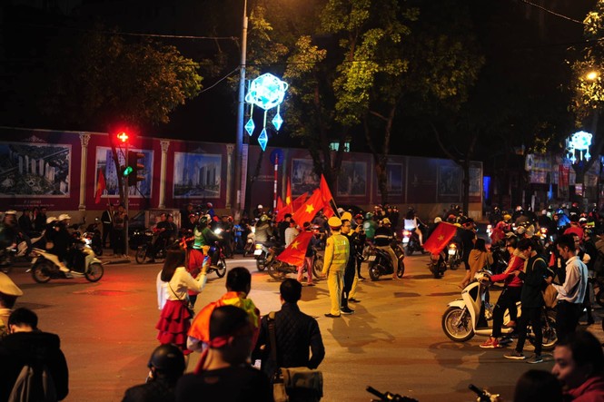 CĐV vỡ oà sau khi U23 Việt Nam đè bẹp Thái Lan, đoạt vé VCK U23 châu Á - ảnh 7