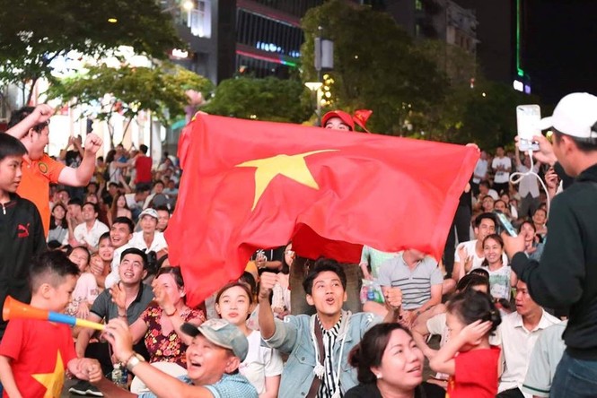 CĐV vỡ oà sau khi U23 Việt Nam đè bẹp Thái Lan, đoạt vé VCK U23 châu Á - ảnh 10