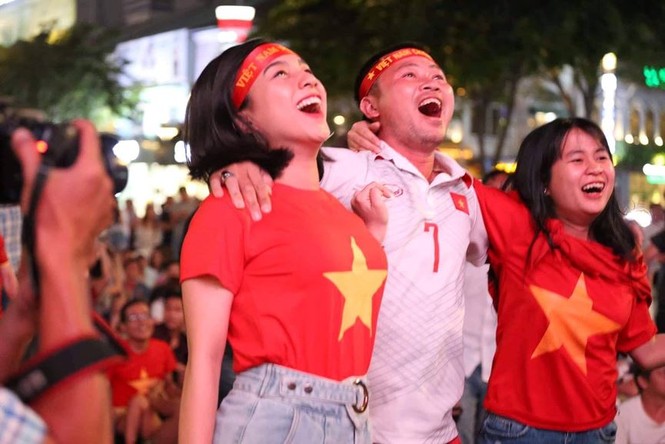CĐV vỡ oà sau khi U23 Việt Nam đè bẹp Thái Lan, đoạt vé VCK U23 châu Á - ảnh 11