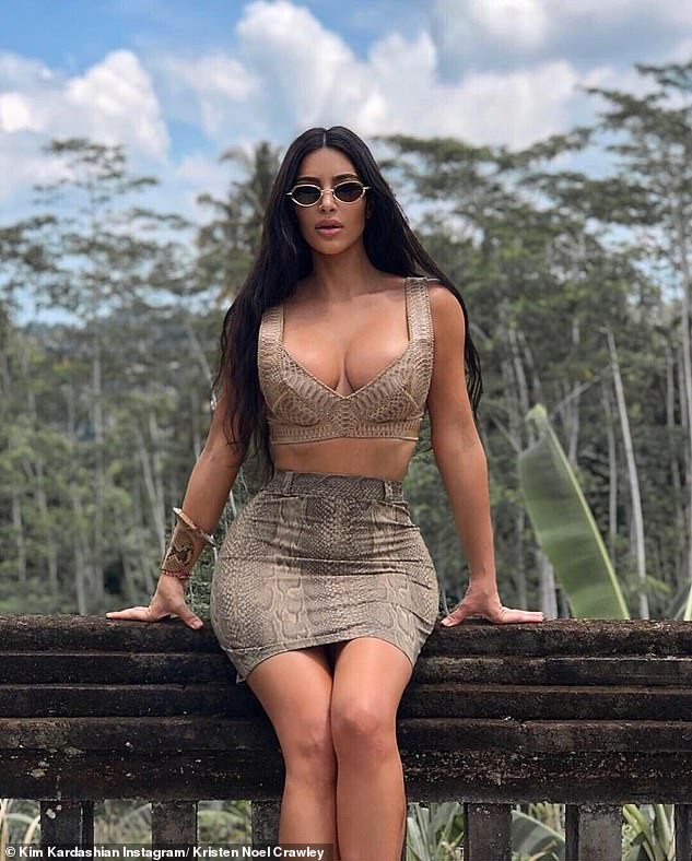 Kim Kardashian lại khiến fan phát 'sốt' với body nóng 'bỏng mắt' - ảnh 1