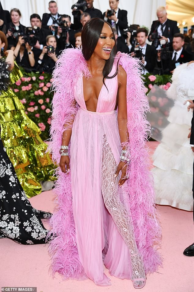 Naomi Campbell tự tin diện mốt không nội y ở tuổi U50 - ảnh 5