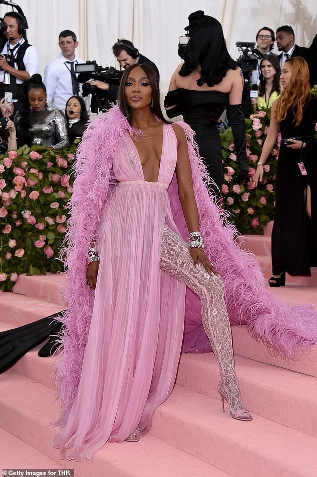 Naomi Campbell tự tin diện mốt không nội y ở tuổi U50 - ảnh 6