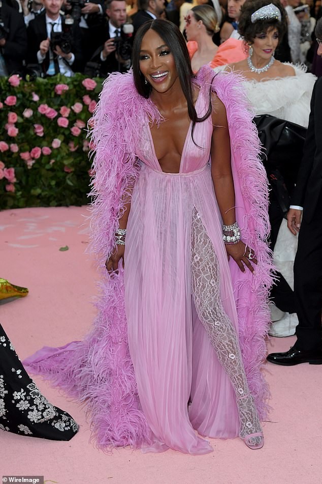 Naomi Campbell tự tin diện mốt không nội y ở tuổi U50 - ảnh 7