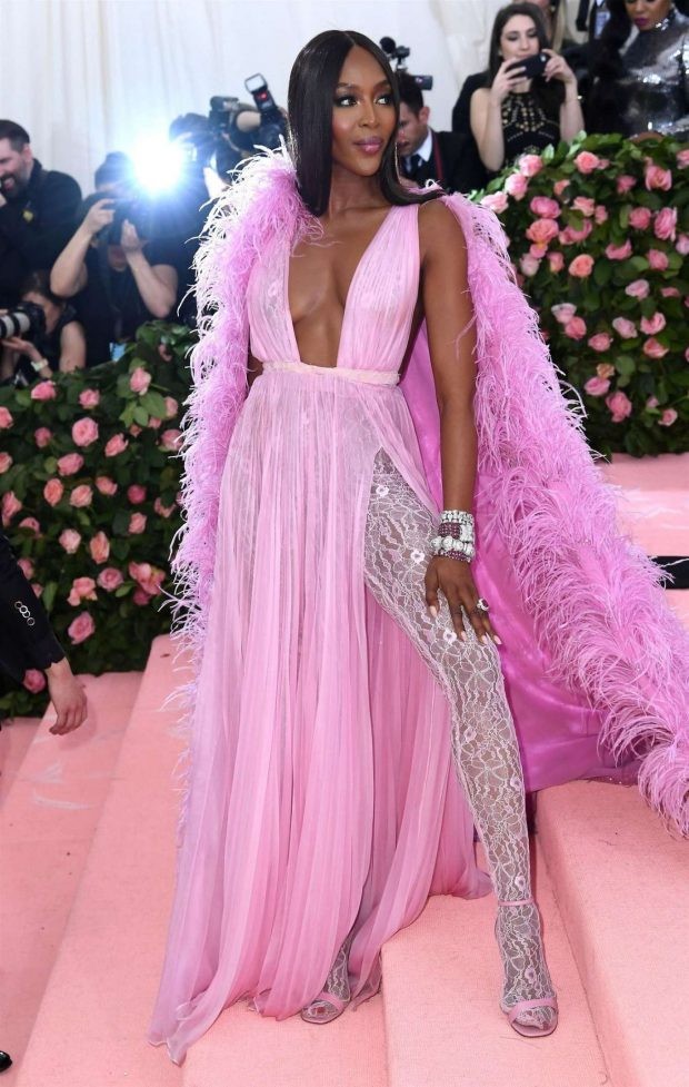 Naomi Campbell tự tin diện mốt không nội y ở tuổi U50 - ảnh 1