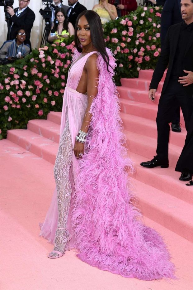Naomi Campbell tự tin diện mốt không nội y ở tuổi U50 - ảnh 2