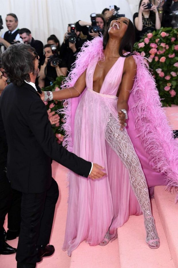 Naomi Campbell tự tin diện mốt không nội y ở tuổi U50 - ảnh 3