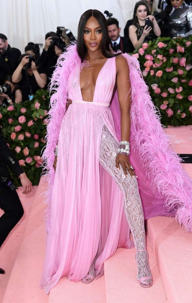 Naomi Campbell tự tin diện mốt không nội y ở tuổi U50 - ảnh 4