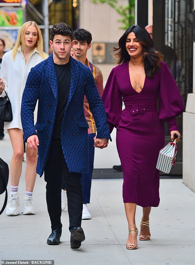 Hoa hậu Priyanka Chopra gợi cảm, tay trong tay bên chồng kém 10 tuổi - ảnh 2