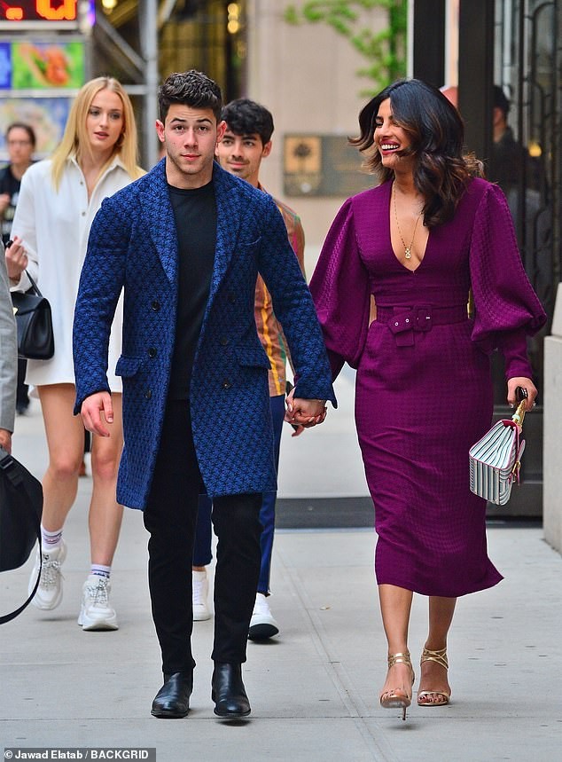 Hoa hậu Priyanka Chopra gợi cảm, tay trong tay bên chồng kém 10 tuổi - ảnh 3