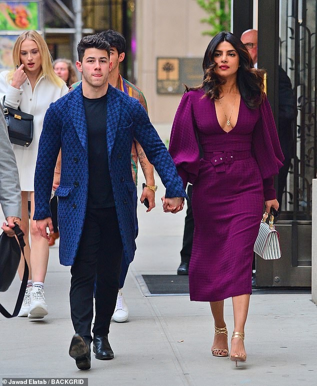 Hoa hậu Priyanka Chopra gợi cảm, tay trong tay bên chồng kém 10 tuổi - ảnh 4