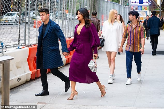 Hoa hậu Priyanka Chopra gợi cảm, tay trong tay bên chồng kém 10 tuổi - ảnh 5