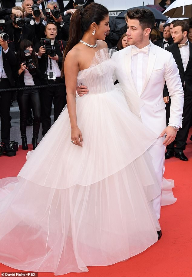 Hoa hậu Priyanka Chopra được chồng trẻ chăm chút, tình tứ trên thảm đỏ Cannes - ảnh 1