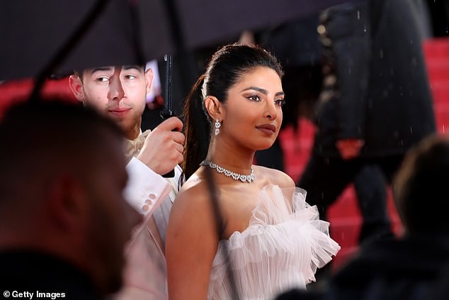 Hoa hậu Priyanka Chopra được chồng trẻ chăm chút, tình tứ trên thảm đỏ Cannes - ảnh 2