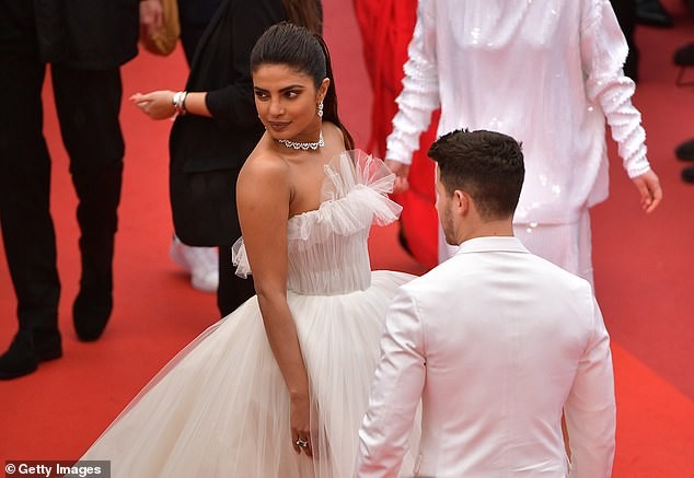 Hoa hậu Priyanka Chopra được chồng trẻ chăm chút, tình tứ trên thảm đỏ Cannes - ảnh 3