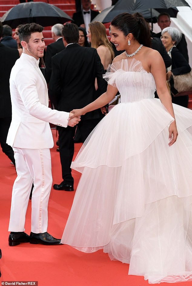 Hoa hậu Priyanka Chopra được chồng trẻ chăm chút, tình tứ trên thảm đỏ Cannes - ảnh 4