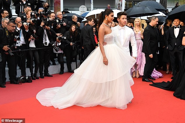 Hoa hậu Priyanka Chopra được chồng trẻ chăm chút, tình tứ trên thảm đỏ Cannes - ảnh 5