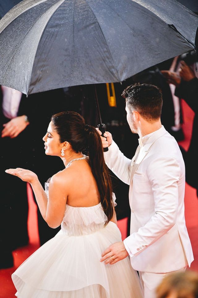 Hoa hậu Priyanka Chopra được chồng trẻ chăm chút, tình tứ trên thảm đỏ Cannes - ảnh 11