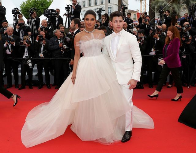 Hoa hậu Priyanka Chopra được chồng trẻ chăm chút, tình tứ trên thảm đỏ Cannes - ảnh 6