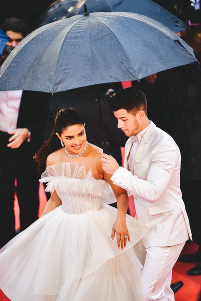 Hoa hậu Priyanka Chopra được chồng trẻ chăm chút, tình tứ trên thảm đỏ Cannes - ảnh 7