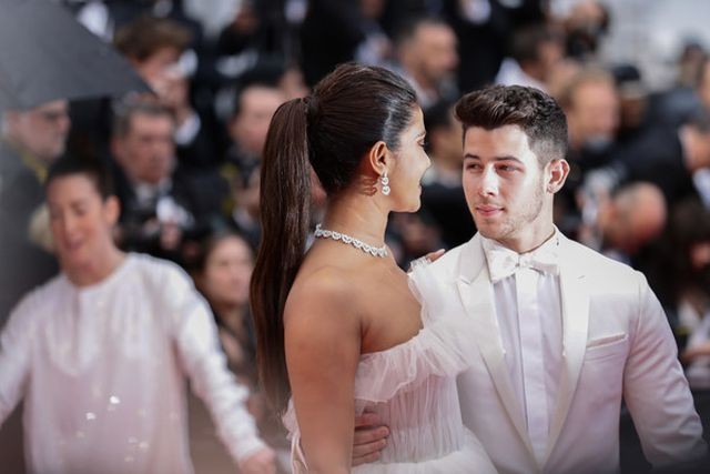 Hoa hậu Priyanka Chopra được chồng trẻ chăm chút, tình tứ trên thảm đỏ Cannes - ảnh 8