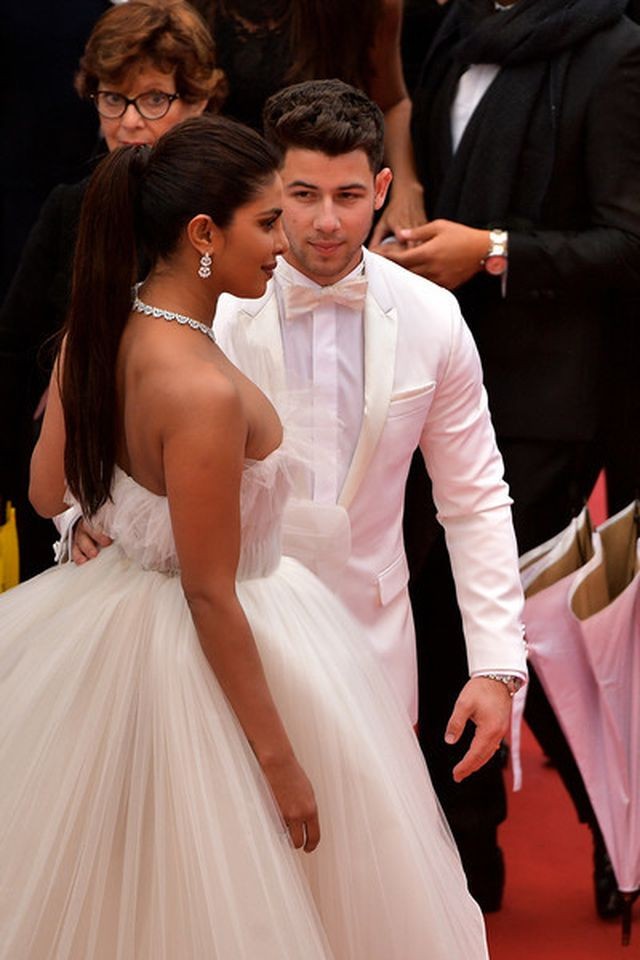Hoa hậu Priyanka Chopra được chồng trẻ chăm chút, tình tứ trên thảm đỏ Cannes - ảnh 10