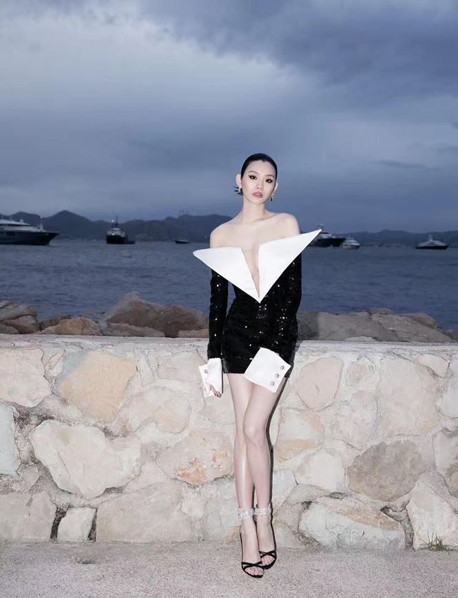 Bạn gái con trai 'vua sòng bạc Macau' khoe ngực đầy, eo thon trên thảm đỏ Cannes - ảnh 9