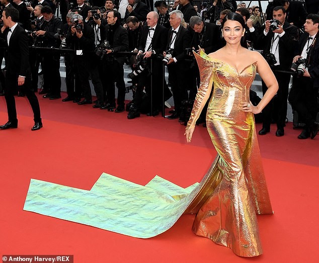 'Hoa hậu đẹp nhất mọi thời đại' Aishwarya Rai quyến rũ trên thảm đỏ Cannes - ảnh 4