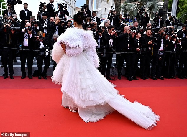 'Hoa hậu đẹp nhất mọi thời đại' Aishwarya Rai vai trần lộng lẫy ở thảm đỏ Cannes - ảnh 8