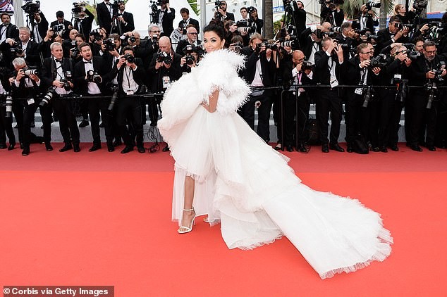 'Hoa hậu đẹp nhất mọi thời đại' Aishwarya Rai vai trần lộng lẫy ở thảm đỏ Cannes - ảnh 1