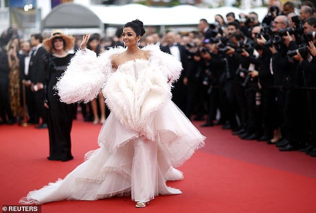 'Hoa hậu đẹp nhất mọi thời đại' Aishwarya Rai vai trần lộng lẫy ở thảm đỏ Cannes - ảnh 2